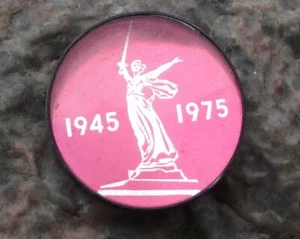 1975 Motherland Calls Giant Soviet Statue Russia Volgograd Anniversary Pin Badge - Picture 1 of 2