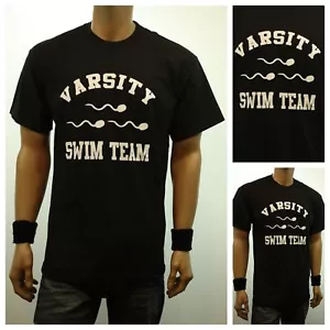 T-shirt grafica divertente VARSITY SWIM TEAM stampata casual moda umorismo maglietta urbana - Foto 1 di 4