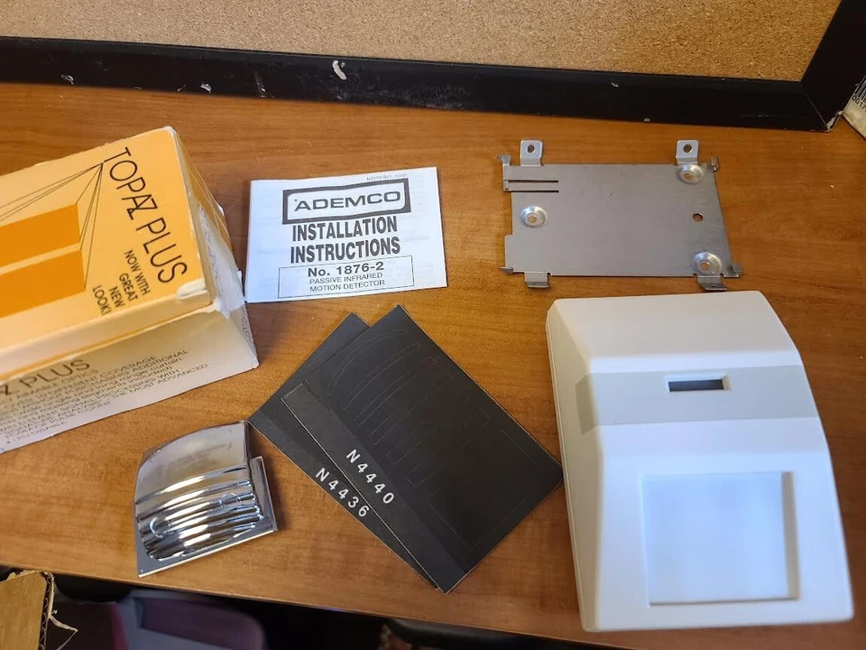 ADEMCO TOPAZ PLUS No. 1876-2 TWIN ELEMENT PIR DETECTORS - Image 1 of 4