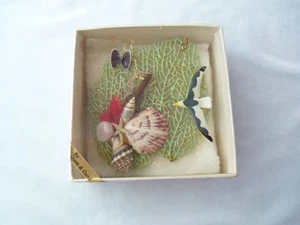 40er Vintage von Owen & Carol Muschel Vogel Zelluloid Collage Anhänger in Box - Bild 1 von 7