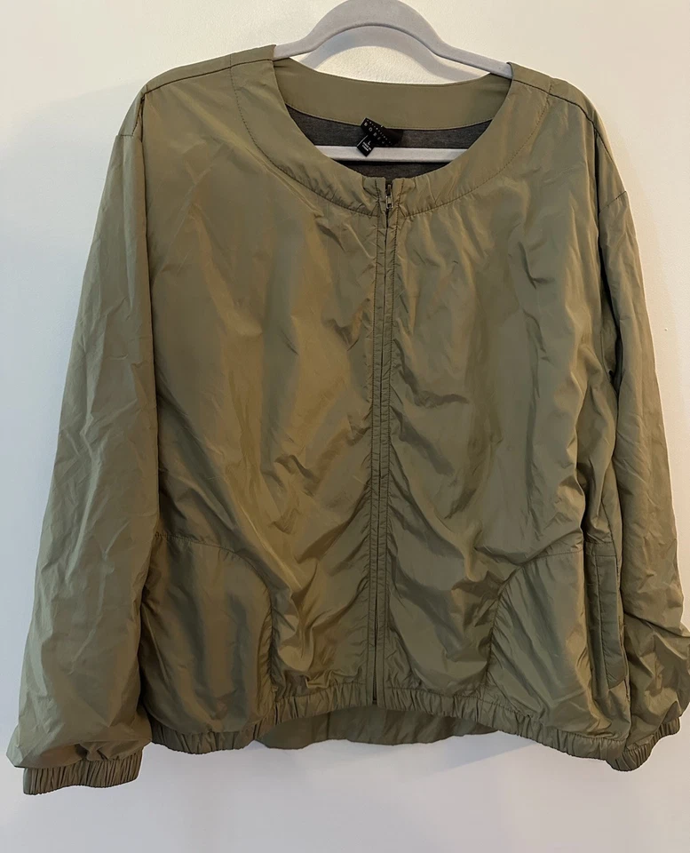 Chaqueta BOBEAU Verde Musgo Cuello Redondo Cremallera Frontal Alta-Baja Nylon Para Mujer Grande Usada en Excelente Condición Foto 1 de 4