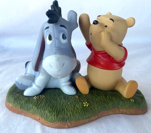 Figura de porcelana de colección... Pooh & Friends... Winnie & Eeyore... Your a Good Friend Pass - Imagen 1 de 3