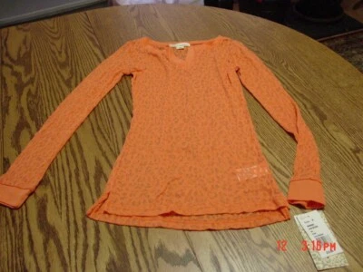 Top semi transparente Peek a Boo Junior para mujer de Derek Heart calce ajustado naranja Foto 1 de 2