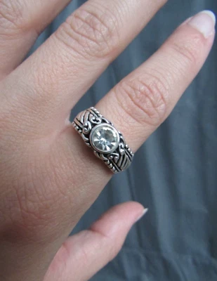 Anillo Tono Plata con Estrás Redondo y Diseño de Pergamino - Diseños Premier, Talla 8 Foto 1 de 4