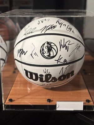 Auténtico baloncesto firmado por el equipo Dallas Maverick 2024/25 Foto 1 de 4