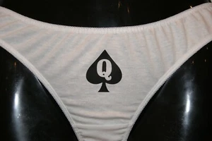 Queen Of Pik / Hotwife Sexy Tanga / Unterwäsche BBC, Hahnrei, Weiß Schwarz Logo - Picture 1 of 3