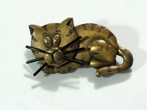 Gestreifte Katze Kuscheln Metall Pin - Bild 1 von 3