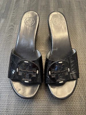 Sandalias Tory Burch Patti negras charol plataforma cuña mulas tacón talla 8,5 Foto 1 de 4