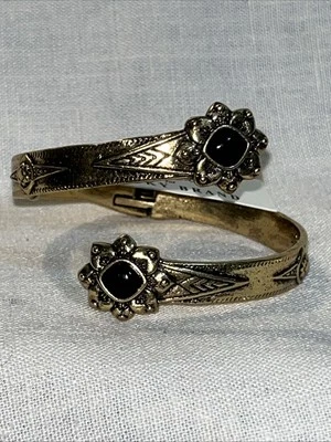 NUEVO CLEOBELLA Para LUCKY BRAND Pulsera Bisagra Loto Tono Latón Original $55.00 Foto 1 de 4