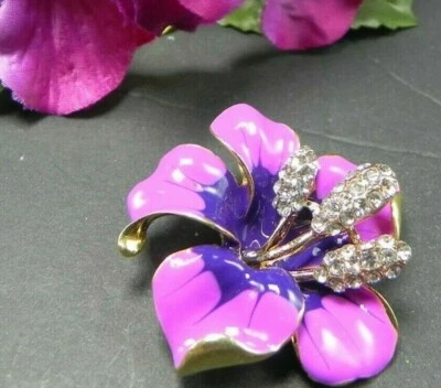 8) Broches Bauhinia Flor ESMALTE ROSA/PÚRPURA TIENE BUCLE Boda Fiesta Nupcial Foto 1 de 4