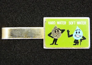 Barra clip de corbata publicidad fontanero obras de agua dura y blanda vintage tono dorado C1965 - Imagen 1 de 6