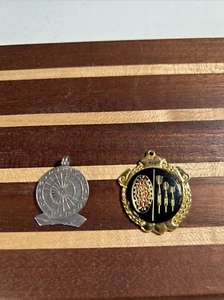 2 Vintage gepunzt Sterling Silber 1949-50 Dartscheibe & Dart Medaille 1980-81 - Bild 1 von 11