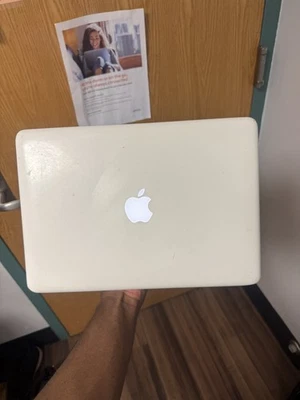 Apple MacBook 13.3" (250GB HDD, Intel Core 2 Duo, 2.26 GHz, 2GB RAM, NVIDIA... Foto 1 de 3