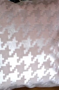 PALE PINK JACQUARD HOUNDSTOOTH PATTERN VELVET CUSHION COVER - Picture 1 of 3