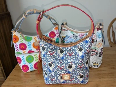 Dooney & Bourke Disney Estilo Hobo *Branca de Neve + 2014 Flor e Jardim Mickey - Imagem 1 de 3