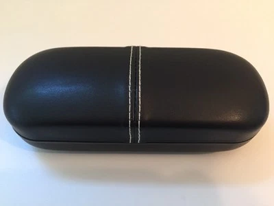 Pide este clásico estuche de gafas con cubierta de metal duro negro con costuras blancas Foto 1 de 4