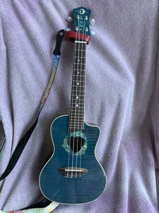 Luna Dolphin Ukulele Blue with electronics and gig bag - Picture 1 of 6