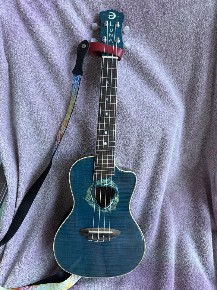 Luna Dolphin Ukulele Blue with electronics and gig bag - Image 1 of 4