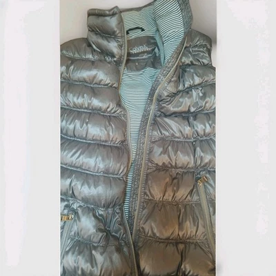Chaleco acolchado de plumas de rendimiento para mujer Calvin Klein talla M gris plateado  Foto 1 de 4