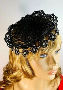 CAPPELLO MODA NERO VINTAGE CON PERLINE FATTO A MANO 1920 LOOK - Foto 1 di 3