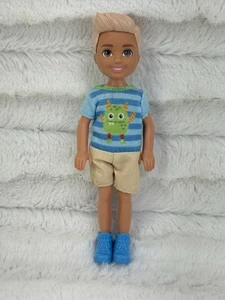 Mattel Barbie Club Chelsea Freund Junge Puppe Darrin im Monster T-Shirt Outfit - Bild 1 von 5