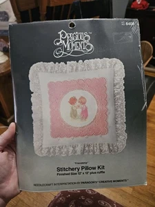 Stitchery Kissen-Set Precious Moments Freundschaft 8408 12x12 Zoll (Fabrikversiegelt) - Bild 1 von 2