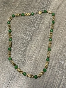 "Collar vintage de filigrana de oro de plástico con cuentas verdes de jade sintético de los años 60 21""" - Imagen 1 de 7