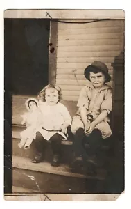 Foto real muñeca niña niño postal RPPC - Imagen 1 de 2