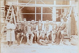 Antigua foto original rara de la década de 1890 victoriana trabajadores de la construcción trabajadores herramientas - Imagen 1 de 9
