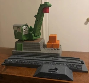 Thomas Trackmaster 2008 Colin fehlender Kranarm mit Stop & Go Schiene und Ladung - Bild 1 von 8