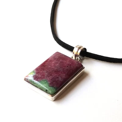 Collar colgante de plata de ley .925 de zoisita rubí genuino NUEVO de colección Foto 1 de 4