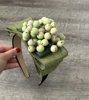Nueva diadema fascinadora de diseñador hecha a mano con lazo verde bayas Foto 1 de 4