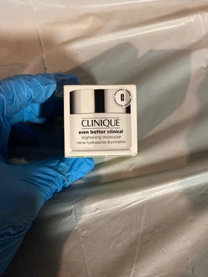 Crema hidratante iluminadora Clinique Even Better - 1,7 fl oz Foto 1 de 3