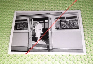 Foto antigua mujer subiendo de Dragonfelsbahn 1968 Königswinter tren de montaña (B42) - Imagen 1 de 2