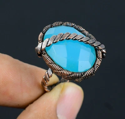 Anillo de joyería único envuelto en alambre de cobre con piedras preciosas hechas a mano Aqua Calcedonia Foto 1 de 4