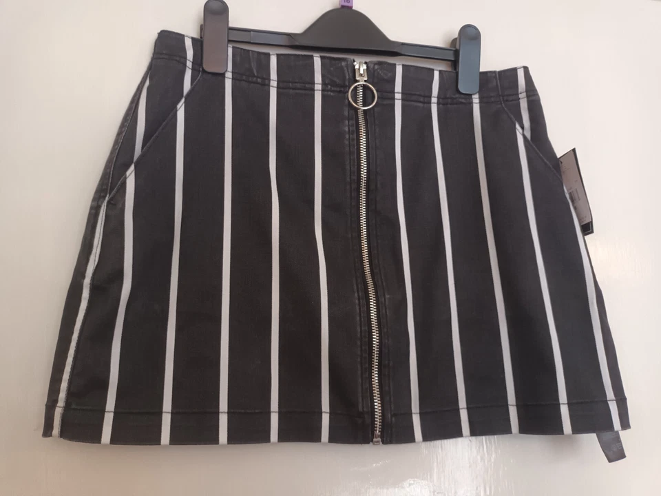 Volcom Black & White Striped Full Zip Front Thin Denim Short Skirt Size 10 - NWT - Image 1 of 4