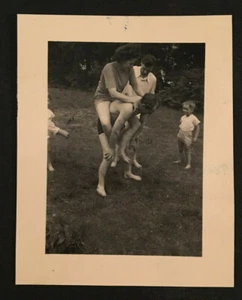 Foto divertida vintage de niña en la espalda de los chicos #4117 - Imagen 1 de 1