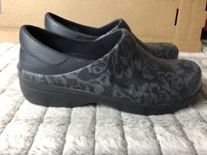 Zueco Crocs para mujer talla 10 Neria Pro II gráfico 205385 negro floral enfermería - Imagen 1 de 12