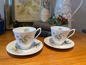 Set of 2 VINTAGE ROYAL ALBERT FLOWER OF THE MONTH HOLLY DECEMBER CUPS & SAUCERS - Picture 1 of 11