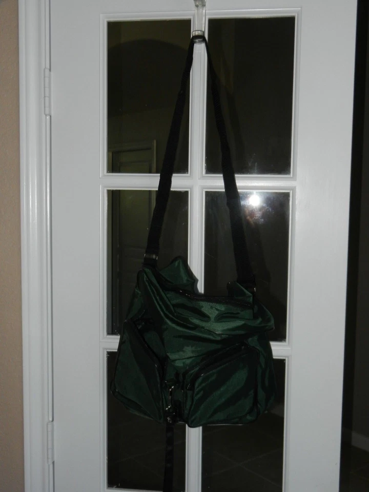 TOPPERS - BOLSA DE MANO EXPANDIBLE 8" X 5.5" X 3.5" CON BOLSILLOS Y CORREA - VERDE Foto 1 de 4