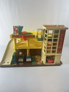 Vintage Fisher Price #930 ACTION GARAGE Parking Ramp Elevator Works Great - Picture 1 of 8