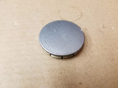 Chrysler OEM Concorde Intrepid LHS 2" plástico gris tapa central buje cubierta antipolvo Foto 1 de 2