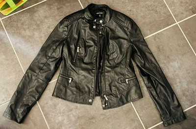 Chaqueta de imitación de cuero negra New Look con acolchado mínimo Foto 1 de 3