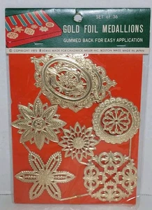 Medaglioni vintage 1973 lamina d'oro retro gommato per artigianato Giappone centrino Natale - Foto 1 di 7