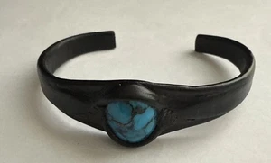 Brazalete de cuero negro y piedra antorcha cruzada a mano - Imagen 1 de 13