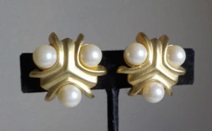 GOLDTONE METAL THREE PEARL DECOR CLIP ON EARRINGS 1 1/8" RND WT 22.66 GMS - Picture 1 of 5