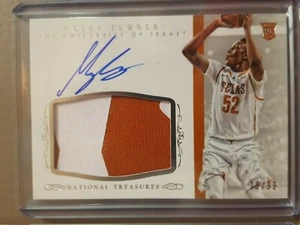 Carta Myles Turner 2015 Tesori Nazionali MS Auto/Maglia #’d 29/99 Texas - Foto 1 di 6