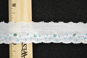 Borde plano - algodón festoneado blanco con bordado floral con guijarros azules y verdes - Imagen 1 de 4
