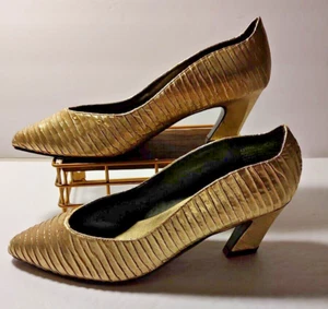 Fioni Woman's NEW Flaw Gold Pumps Size 9M Low Heel Fabric Upper Leather Sole - Picture 1 of 17