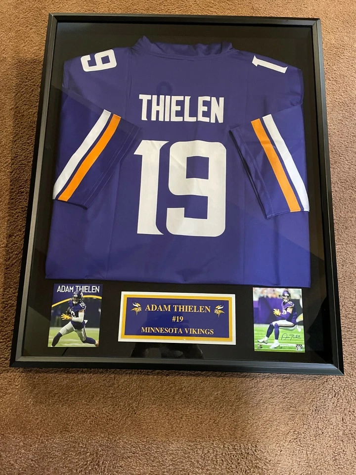 Camiseta de fútbol Adam Thielen Shadow Box (sin firmar) Foto 1 de 1